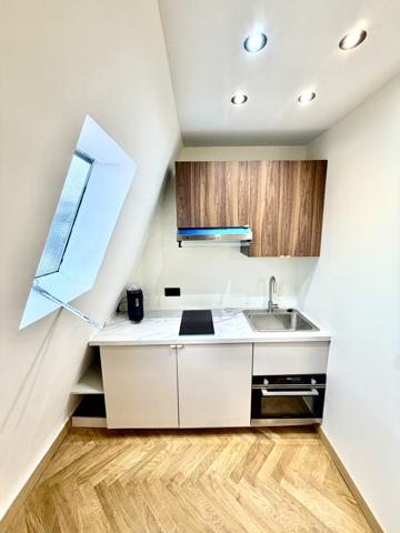 Paris (75008) Charme absolu – Rue de Berry – Dernier étage – Entièrement refait à neuf