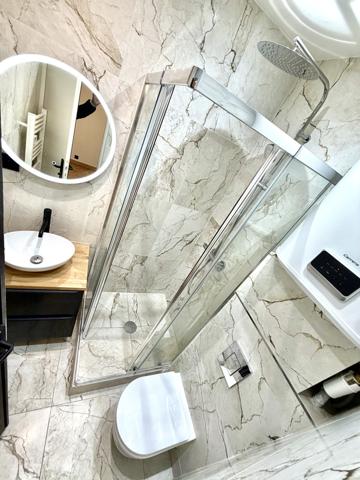 Paris (75008) Charme absolu – Rue de Berry – Dernier étage – Entièrement refait à neuf