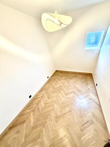 Paris (75008) Charme absolu – Rue de Berry – Dernier étage – Entièrement refait à neuf