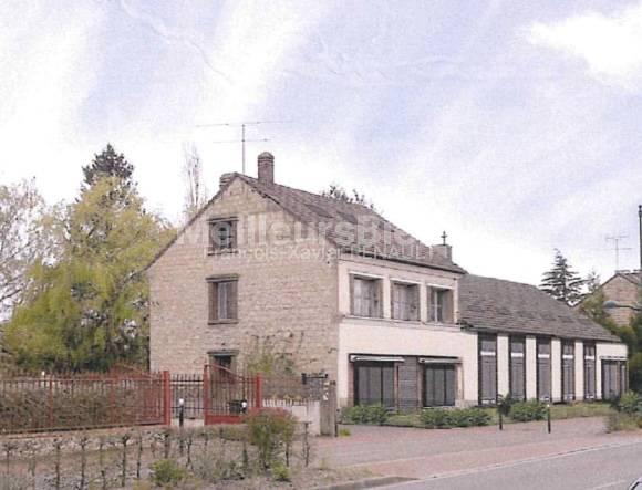 Appartement rez-de-chaussée T2 + cour + cave + 2 places de parking