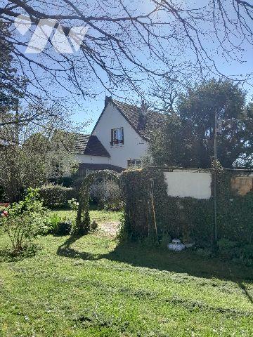 Pavillon sur sous-sol construit sur terrain clos et arboré, proche commerces.