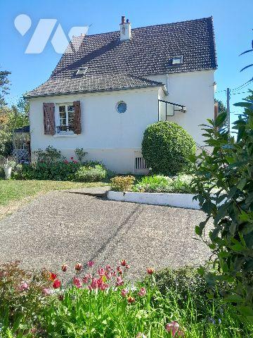 Pavillon sur sous-sol construit sur terrain clos et arboré, proche commerces.