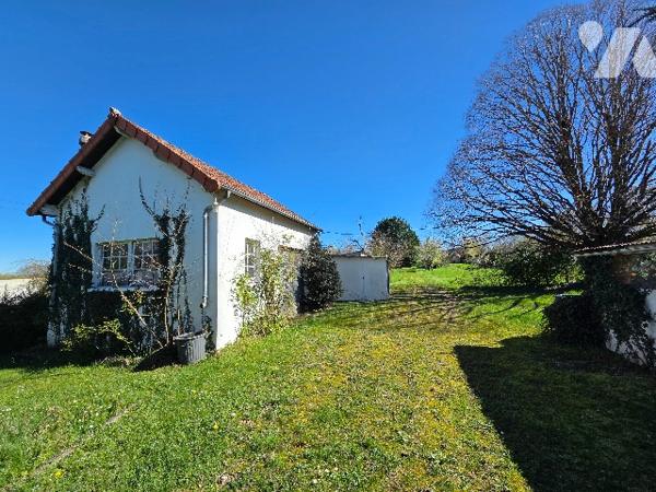 Pavillon sur sous-sol construit sur terrain clos et arboré, proche commerces.