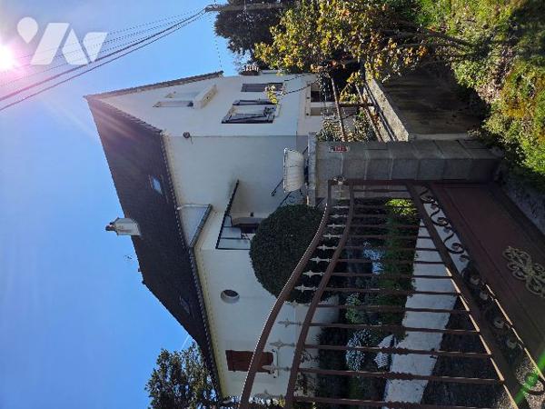 Pavillon sur sous-sol construit sur terrain clos et arboré, proche commerces.