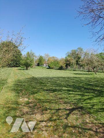 Pavillon sur sous-sol construit sur terrain clos et arboré, proche commerces.
