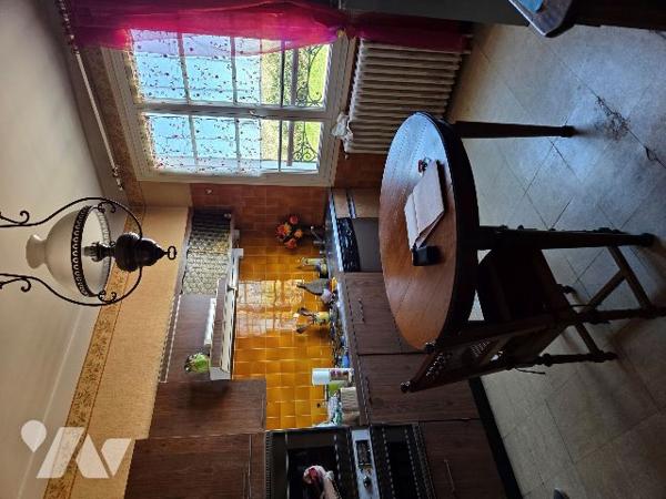 Pavillon sur sous-sol construit sur terrain clos et arboré, proche commerces.