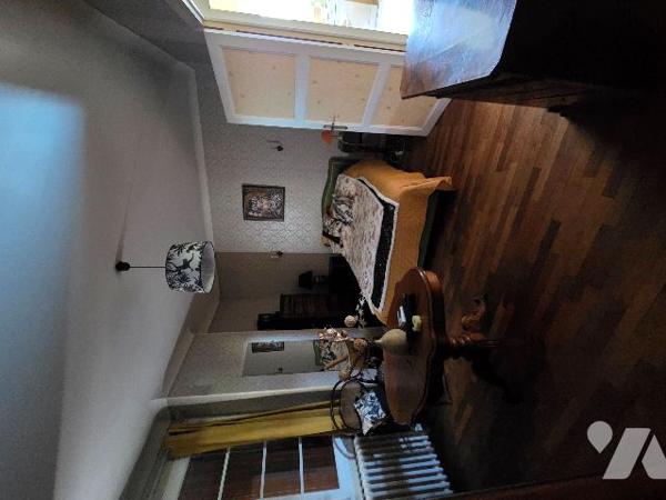 Pavillon sur sous-sol construit sur terrain clos et arboré, proche commerces.