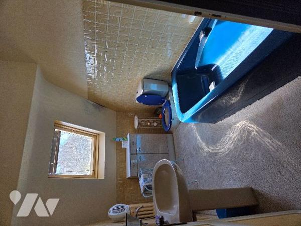 Pavillon sur sous-sol construit sur terrain clos et arboré, proche commerces.