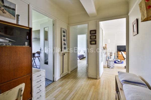 Calme et ensoleillement caractérisent parfaitement cet appartement de 59m2 situé au 3ème étage avec ascenseur