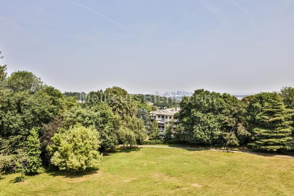 Calme et ensoleillement caractérisent parfaitement cet appartement de 59m2 situé au 3ème étage avec ascenseur