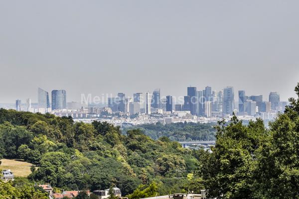 Calme et ensoleillement caractérisent parfaitement cet appartement de 59m2 situé au 3ème étage avec ascenseur