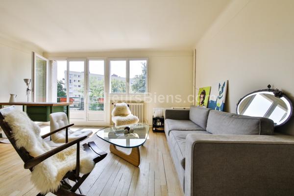 Calme et ensoleillement caractérisent parfaitement cet appartement de 59m2 situé au 3ème étage avec ascenseur