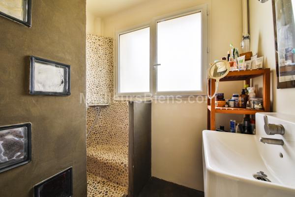 Calme et ensoleillement caractérisent parfaitement cet appartement de 59m2 situé au 3ème étage avec ascenseur