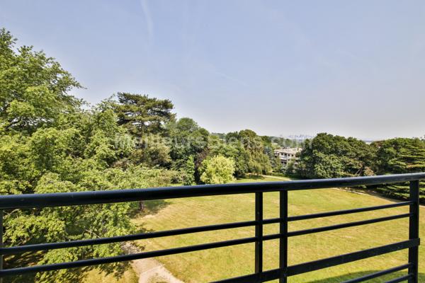 Calme et ensoleillement caractérisent parfaitement cet appartement de 59m2 situé au 3ème étage avec ascenseur