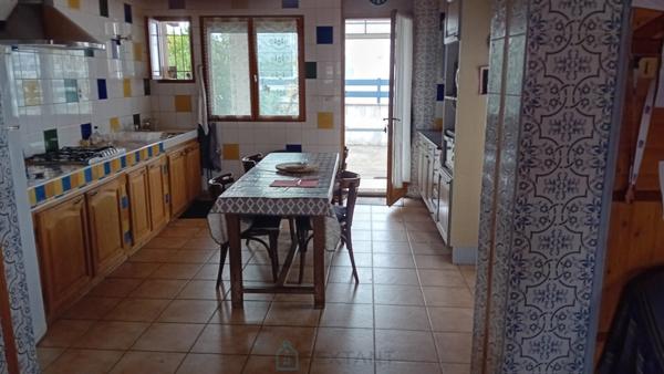 Grande maison contemporaine idéalement située