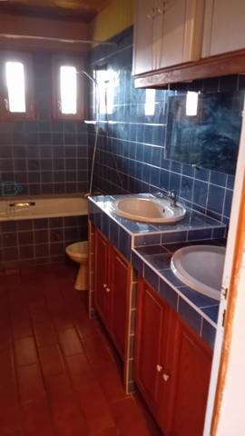 Grande maison contemporaine idéalement située