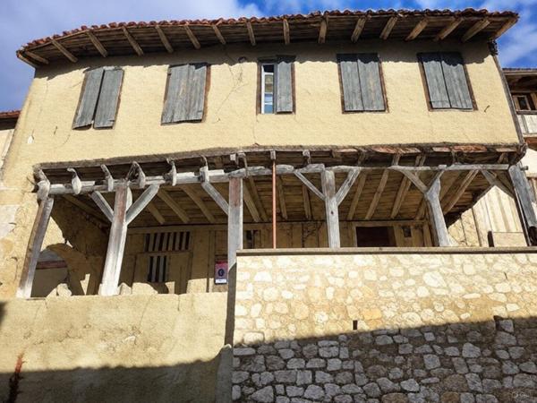 Vue Pyrénées : maison de village pleine de potentiel. Castelnau barbarens