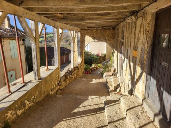 Vue Pyrénées : maison de village pleine de potentiel. Castelnau barbarens