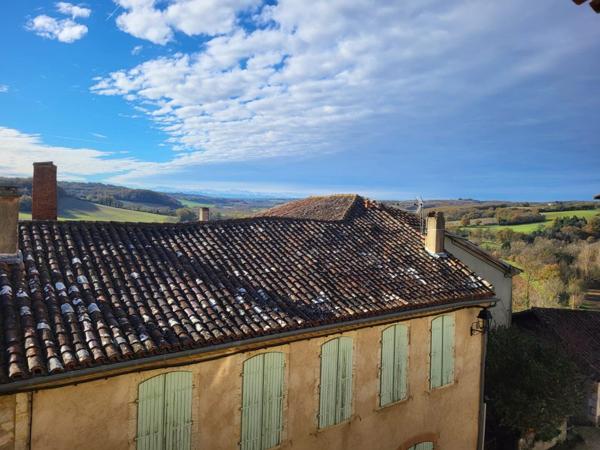 Vue Pyrénées : maison de village pleine de potentiel. Castelnau barbarens
