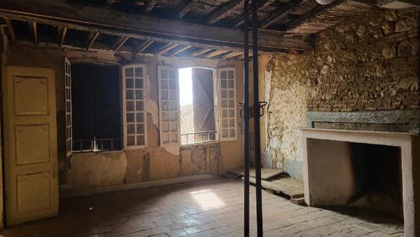 Vue Pyrénées : maison de village pleine de potentiel. Castelnau barbarens