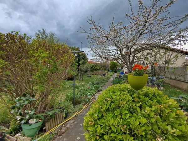 Issoire(63), VIAGER OCCUPE, maison plain pied de 90m2, véranda sur 370 m2 de terrain