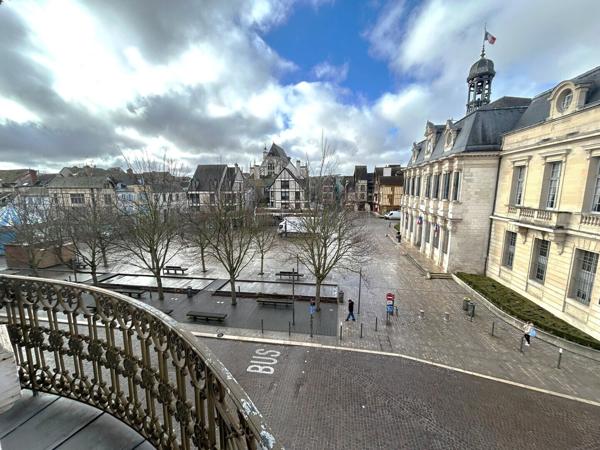 Troyes Hyper Centre, Très Bel appartement T3, rénové et vendu meublé.