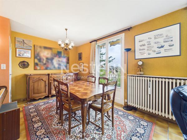 A vendre à Aurillac, quartier stade, sur terrain d'environ 500 m², Maison de type 5 d'une surface de 120 m² avec garage.