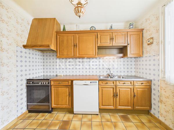 A vendre à Aurillac, quartier stade, sur terrain d'environ 500 m², Maison de type 5 d'une surface de 120 m² avec garage.