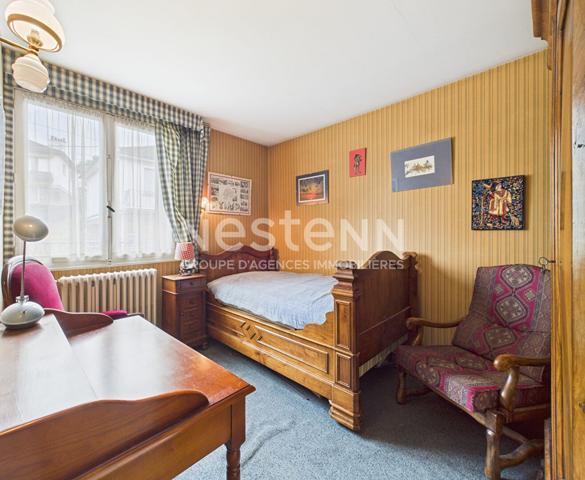 A vendre à Aurillac, quartier stade, sur terrain d'environ 500 m², Maison de type 5 d'une surface de 120 m² avec garage.