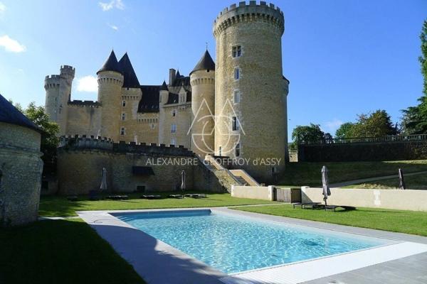 Situé au cœur de 15,5 hectares de terres somptueuses, cette majestueuse propriété du XVe siècle, entièrement rénovée, combine histoire, élégance et fonctionnalité.