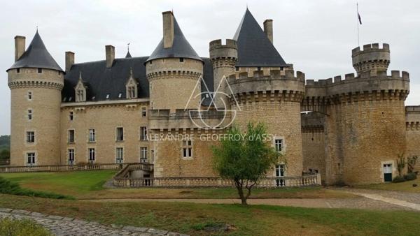Situé au cœur de 15,5 hectares de terres somptueuses, cette majestueuse propriété du XVe siècle, entièrement rénovée, combine histoire, élégance et fonctionnalité.