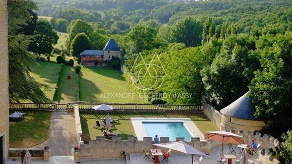 Situé au cœur de 15,5 hectares de terres somptueuses, cette majestueuse propriété du XVe siècle, entièrement rénovée, combine histoire, élégance et fonctionnalité.