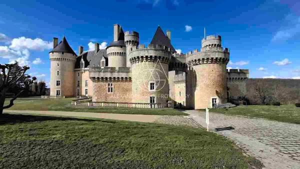 Situé au cœur de 15,5 hectares de terres somptueuses, cette majestueuse propriété du XVe siècle, entièrement rénovée, combine histoire, élégance et fonctionnalité.