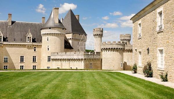 Situé au cœur de 15,5 hectares de terres somptueuses, cette majestueuse propriété du XVe siècle, entièrement rénovée, combine histoire, élégance et fonctionnalité.
