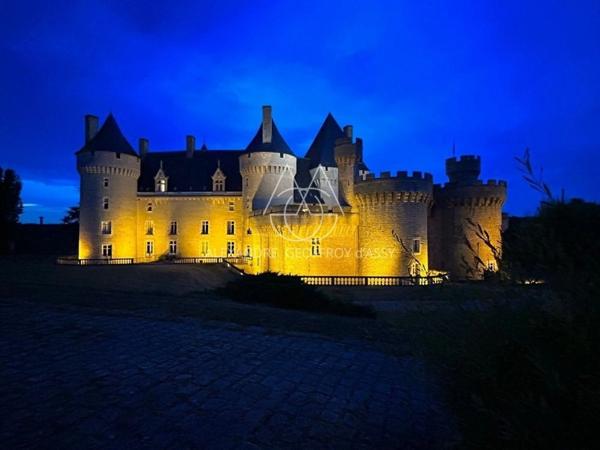 Situé au cœur de 15,5 hectares de terres somptueuses, cette majestueuse propriété du XVe siècle, entièrement rénovée, combine histoire, élégance et fonctionnalité.