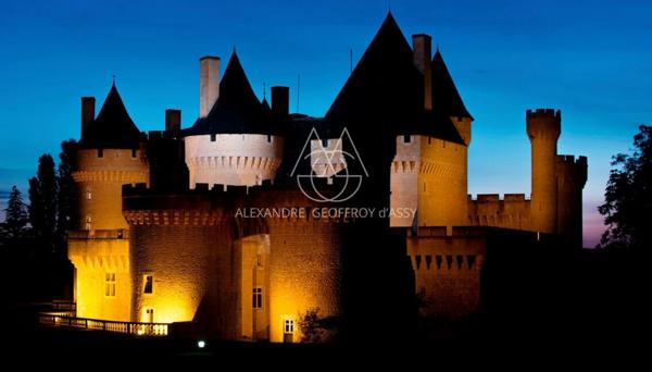 Situé au cœur de 15,5 hectares de terres somptueuses, cette majestueuse propriété du XVe siècle, entièrement rénovée, combine histoire, élégance et fonctionnalité.