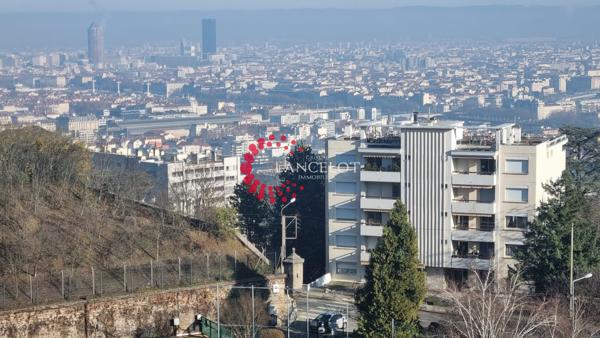 Meublé 3P 82 m² en dernier étage avec terrasse et deux parkings.
