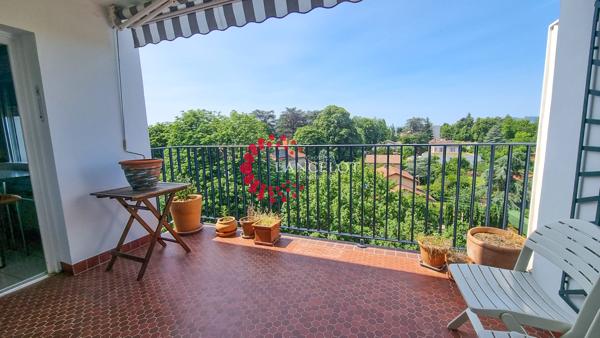 Meublé 3P 82 m² en dernier étage avec terrasse et deux parkings.