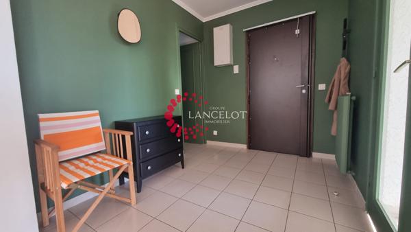 Meublé 3P 82 m² en dernier étage avec terrasse et deux parkings.