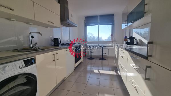Meublé 3P 82 m² en dernier étage avec terrasse et deux parkings.