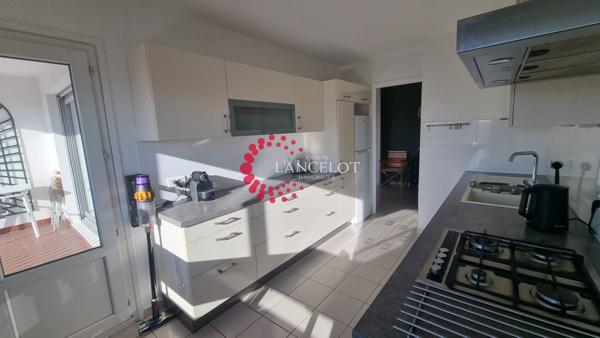 Meublé 3P 82 m² en dernier étage avec terrasse et deux parkings.