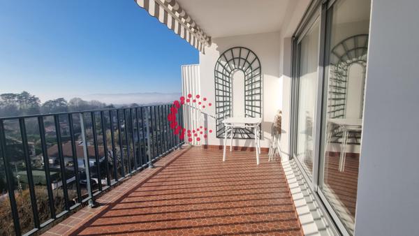 Meublé 3P 82 m² en dernier étage avec terrasse et deux parkings.