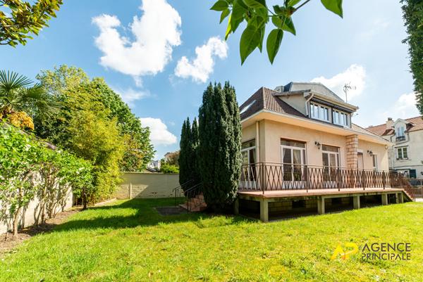 Maison de famille à La Garenne-Colombes : havre de paix ensoleillé €1 260 000 ** - Référence 13865