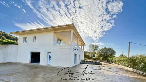 VIGGIANELLO (Corse) : Villa type T3 + appartement T2, grande terrasse, garage fermé et vaste atelier, proche plages et centre-ville