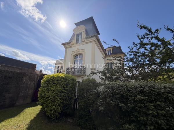 MANUEL PICOT IMMOBILIER VOUS PRÉSENTE
L'IMMOBILIER AVEC LE CŒUR !
⸻
« Cabourg, mon amour...
L'air iodé. Les façades Belle Époque. La lumière de Normandie.
Et au sommet d'un immeuble chargé d'histoire, un appartement qui n'attendait que vous.
Rénové. Meublé. Prêt à vivre.
Ou à rentabiliser. »
⸻
Cabourg (14390) 
PROCHE CASINO
PROCHE AVENUE DE LA MER
Appartement atypique (2 niveaux)
Au dernier étage d'un immeuble de deux étages seulement, chargé d'histoire 
Entièrement rénové & vendu meublé 
⸻
LE TON EST DONNÉ.
On pousse la porte de l'immeuble.
Et on comprend qu'ici, on n'est pas n'importe où.
Le hall est soigné. Calme. Presque luxueux.
On monte.
Le tapis rouge déroule ses mètres jusqu'au dernier étage.
Bienvenue dans votre Cabourg à vous.
⸻
LA CUISINE — LE SÉRIEUX DÈS LE PREMIER PAS
Entièrement équipée. Entièrement aménagée.
Des matériaux qui ne mentent pas, on voit le soin, on sent la qualité.
Ici, on cuisine pour de vrai.
Ou on pose ses valises et on commande des huîtres. C'est Cabourg, après tout 
⸻
Juste derrière, une porte coulissante s'ouvre sur la salle d'eau.
Douche.
Meuble vasque.
WC.
Tout est là. Bien rangé. Bien conçu.
⸻
LA PIÈCE À VIVRE 
3,19 mètres, c'est la hauteur sous plafond de ce séjour.
Les grandes tailles lèveront les bras sans retenue.
Les autres… respireront, tout simplement.
La lumière entre. La vue s'ouvre sur Cabourg.
Les toits. Le ciel de Normandie. L'horizon qui appelle.
On pose son café. On s'installe. On ne repart plus.
⸻
LA CHAMBRE 
À l’étage, la chambre vous attend.
Cocooning. Atypique. À part.
Ce petit quelque chose d'inattendu dans la configuration qui fait qu'on s'en souvient.
Votre chambre, c'est votre étage. Votre bulle. Votre fin du monde à vous.
⸻
POSSÉDER ICI, C'EST AUTRE CHOSE.
Cabourg, c'est la Normandie dans ce qu'elle a de plus élégant.
La plage. Le Grand Hôtel face à la mer.
La lumière dorée du soir sur les façades d'époque.
Et ce sentiment rare de tenir quelque chose de précieux.
Un appartement ici, c’est une adresse. Un art de vivre. Un week-end qui dure toute l'année.
Et si vous ne l'habitez pas à temps plein ?
La rentabilité Airbnb fait le reste. Cabourg attire. Toujours.
⸻
LES ATOUTS QUI FONT TOUTE LA DIFFÉRENCE
Cabourg, adresse balnéaire d'exception en Normandie
Immeuble chargé d'histoire, dernier étage
Appartement sur 2 niveaux, atypique et attachant
Entièrement rénové, matériaux de qualité
Vendu meublé, on pose ses valises, c'est tout
3,19 m de hauteur sous plafond, volume rare
Radiateurs à inertie sèche en céramique 
Isolation thermique et acoustique au sol
Ballon d'eau chaude plat et neuf 
Potentiel locatif Airbnb très sérieux 
Copropriété saine, bien gérée, aucune procédure
Local vélo privatif à disposition 
⸻
UN MOT SUR LE DPE 
Le DPE de ce bien peut sembler peu flatteur au premier regard.
Ne passez pas à côté pour cette raison.
Ce classement s'explique essentiellement par la hauteur incroyable des murs, qui pèse mécaniquement sur le calcul, sans refléter une réalité de consommation quotidienne élevée.
Les consommables réels sont très peu impactants.
N'hésitez pas à me contacter : je vous accompagne avec des préconisations concrètes et des conseils personnalisés pour améliorer ce DPE. Ce chiffre ne doit en aucun cas vous freiner.
⸻
MANUEL PICOT IMMOBILIER
L'IMMOBILIER AVEC LE COEUR !