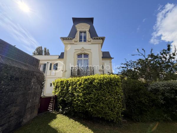 MANUEL PICOT IMMOBILIER VOUS PRÉSENTE
L'IMMOBILIER AVEC LE CŒUR !
⸻
« Cabourg, mon amour...
L'air iodé. Les façades Belle Époque. La lumière de Normandie.
Et au sommet d'un immeuble chargé d'histoire, un appartement qui n'attendait que vous.
Rénové. Meublé. Prêt à vivre.
Ou à rentabiliser. »
⸻
Cabourg (14390) 
PROCHE CASINO
PROCHE AVENUE DE LA MER
Appartement atypique (2 niveaux)
Au dernier étage d'un immeuble de deux étages seulement, chargé d'histoire 
Entièrement rénové & vendu meublé 
⸻
LE TON EST DONNÉ.
On pousse la porte de l'immeuble.
Et on comprend qu'ici, on n'est pas n'importe où.
Le hall est soigné. Calme. Presque luxueux.
On monte.
Le tapis rouge déroule ses mètres jusqu'au dernier étage.
Bienvenue dans votre Cabourg à vous.
⸻
LA CUISINE — LE SÉRIEUX DÈS LE PREMIER PAS
Entièrement équipée. Entièrement aménagée.
Des matériaux qui ne mentent pas, on voit le soin, on sent la qualité.
Ici, on cuisine pour de vrai.
Ou on pose ses valises et on commande des huîtres. C'est Cabourg, après tout 
⸻
Juste derrière, une porte coulissante s'ouvre sur la salle d'eau.
Douche.
Meuble vasque.
WC.
Tout est là. Bien rangé. Bien conçu.
⸻
LA PIÈCE À VIVRE 
3,19 mètres, c'est la hauteur sous plafond de ce séjour.
Les grandes tailles lèveront les bras sans retenue.
Les autres… respireront, tout simplement.
La lumière entre. La vue s'ouvre sur Cabourg.
Les toits. Le ciel de Normandie. L'horizon qui appelle.
On pose son café. On s'installe. On ne repart plus.
⸻
LA CHAMBRE 
À l’étage, la chambre vous attend.
Cocooning. Atypique. À part.
Ce petit quelque chose d'inattendu dans la configuration qui fait qu'on s'en souvient.
Votre chambre, c'est votre étage. Votre bulle. Votre fin du monde à vous.
⸻
POSSÉDER ICI, C'EST AUTRE CHOSE.
Cabourg, c'est la Normandie dans ce qu'elle a de plus élégant.
La plage. Le Grand Hôtel face à la mer.
La lumière dorée du soir sur les façades d'époque.
Et ce sentiment rare de tenir quelque chose de précieux.
Un appartement ici, c’est une adresse. Un art de vivre. Un week-end qui dure toute l'année.
Et si vous ne l'habitez pas à temps plein ?
La rentabilité Airbnb fait le reste. Cabourg attire. Toujours.
⸻
LES ATOUTS QUI FONT TOUTE LA DIFFÉRENCE
Cabourg, adresse balnéaire d'exception en Normandie
Immeuble chargé d'histoire, dernier étage
Appartement sur 2 niveaux, atypique et attachant
Entièrement rénové, matériaux de qualité
Vendu meublé, on pose ses valises, c'est tout
3,19 m de hauteur sous plafond, volume rare
Radiateurs à inertie sèche en céramique 
Isolation thermique et acoustique au sol
Ballon d'eau chaude plat et neuf 
Potentiel locatif Airbnb très sérieux 
Copropriété saine, bien gérée, aucune procédure
Local vélo privatif à disposition 
⸻
UN MOT SUR LE DPE 
Le DPE de ce bien peut sembler peu flatteur au premier regard.
Ne passez pas à côté pour cette raison.
Ce classement s'explique essentiellement par la hauteur incroyable des murs, qui pèse mécaniquement sur le calcul, sans refléter une réalité de consommation quotidienne élevée.
Les consommables réels sont très peu impactants.
N'hésitez pas à me contacter : je vous accompagne avec des préconisations concrètes et des conseils personnalisés pour améliorer ce DPE. Ce chiffre ne doit en aucun cas vous freiner.
⸻
MANUEL PICOT IMMOBILIER
L'IMMOBILIER AVEC LE COEUR !