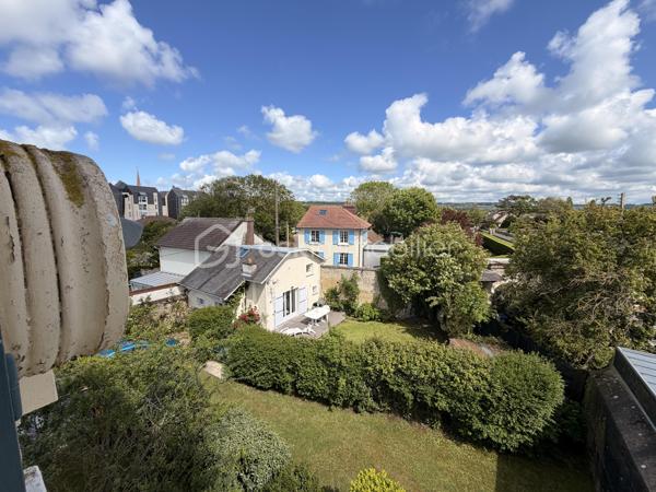 MANUEL PICOT IMMOBILIER VOUS PRÉSENTE
L'IMMOBILIER AVEC LE CŒUR !
⸻
« Cabourg, mon amour...
L'air iodé. Les façades Belle Époque. La lumière de Normandie.
Et au sommet d'un immeuble chargé d'histoire, un appartement qui n'attendait que vous.
Rénové. Meublé. Prêt à vivre.
Ou à rentabiliser. »
⸻
Cabourg (14390) 
PROCHE CASINO
PROCHE AVENUE DE LA MER
Appartement atypique (2 niveaux)
Au dernier étage d'un immeuble de deux étages seulement, chargé d'histoire 
Entièrement rénové & vendu meublé 
⸻
LE TON EST DONNÉ.
On pousse la porte de l'immeuble.
Et on comprend qu'ici, on n'est pas n'importe où.
Le hall est soigné. Calme. Presque luxueux.
On monte.
Le tapis rouge déroule ses mètres jusqu'au dernier étage.
Bienvenue dans votre Cabourg à vous.
⸻
LA CUISINE — LE SÉRIEUX DÈS LE PREMIER PAS
Entièrement équipée. Entièrement aménagée.
Des matériaux qui ne mentent pas, on voit le soin, on sent la qualité.
Ici, on cuisine pour de vrai.
Ou on pose ses valises et on commande des huîtres. C'est Cabourg, après tout 
⸻
Juste derrière, une porte coulissante s'ouvre sur la salle d'eau.
Douche.
Meuble vasque.
WC.
Tout est là. Bien rangé. Bien conçu.
⸻
LA PIÈCE À VIVRE 
3,19 mètres, c'est la hauteur sous plafond de ce séjour.
Les grandes tailles lèveront les bras sans retenue.
Les autres… respireront, tout simplement.
La lumière entre. La vue s'ouvre sur Cabourg.
Les toits. Le ciel de Normandie. L'horizon qui appelle.
On pose son café. On s'installe. On ne repart plus.
⸻
LA CHAMBRE 
À l’étage, la chambre vous attend.
Cocooning. Atypique. À part.
Ce petit quelque chose d'inattendu dans la configuration qui fait qu'on s'en souvient.
Votre chambre, c'est votre étage. Votre bulle. Votre fin du monde à vous.
⸻
POSSÉDER ICI, C'EST AUTRE CHOSE.
Cabourg, c'est la Normandie dans ce qu'elle a de plus élégant.
La plage. Le Grand Hôtel face à la mer.
La lumière dorée du soir sur les façades d'époque.
Et ce sentiment rare de tenir quelque chose de précieux.
Un appartement ici, c’est une adresse. Un art de vivre. Un week-end qui dure toute l'année.
Et si vous ne l'habitez pas à temps plein ?
La rentabilité Airbnb fait le reste. Cabourg attire. Toujours.
⸻
LES ATOUTS QUI FONT TOUTE LA DIFFÉRENCE
Cabourg, adresse balnéaire d'exception en Normandie
Immeuble chargé d'histoire, dernier étage
Appartement sur 2 niveaux, atypique et attachant
Entièrement rénové, matériaux de qualité
Vendu meublé, on pose ses valises, c'est tout
3,19 m de hauteur sous plafond, volume rare
Radiateurs à inertie sèche en céramique 
Isolation thermique et acoustique au sol
Ballon d'eau chaude plat et neuf 
Potentiel locatif Airbnb très sérieux 
Copropriété saine, bien gérée, aucune procédure
Local vélo privatif à disposition 
⸻
UN MOT SUR LE DPE 
Le DPE de ce bien peut sembler peu flatteur au premier regard.
Ne passez pas à côté pour cette raison.
Ce classement s'explique essentiellement par la hauteur incroyable des murs, qui pèse mécaniquement sur le calcul, sans refléter une réalité de consommation quotidienne élevée.
Les consommables réels sont très peu impactants.
N'hésitez pas à me contacter : je vous accompagne avec des préconisations concrètes et des conseils personnalisés pour améliorer ce DPE. Ce chiffre ne doit en aucun cas vous freiner.
⸻
MANUEL PICOT IMMOBILIER
L'IMMOBILIER AVEC LE COEUR !