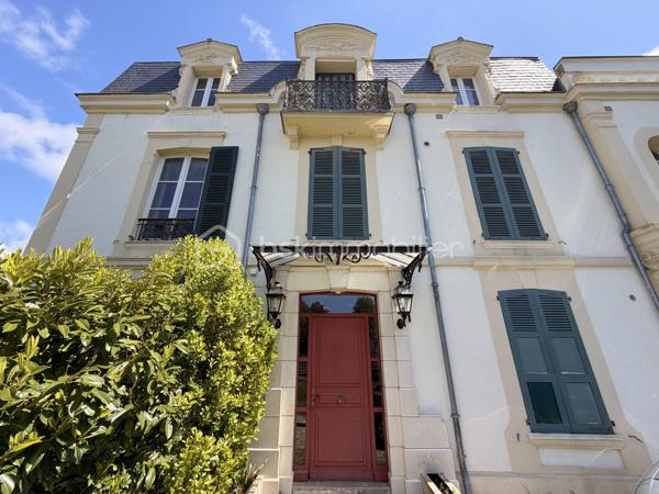MANUEL PICOT IMMOBILIER VOUS PRÉSENTE
L'IMMOBILIER AVEC LE CŒUR !
⸻
« Cabourg, mon amour...
L'air iodé. Les façades Belle Époque. La lumière de Normandie.
Et au sommet d'un immeuble chargé d'histoire, un appartement qui n'attendait que vous.
Rénové. Meublé. Prêt à vivre.
Ou à rentabiliser. »
⸻
Cabourg (14390) 
PROCHE CASINO
PROCHE AVENUE DE LA MER
Appartement atypique (2 niveaux)
Au dernier étage d'un immeuble de deux étages seulement, chargé d'histoire 
Entièrement rénové & vendu meublé 
⸻
LE TON EST DONNÉ.
On pousse la porte de l'immeuble.
Et on comprend qu'ici, on n'est pas n'importe où.
Le hall est soigné. Calme. Presque luxueux.
On monte.
Le tapis rouge déroule ses mètres jusqu'au dernier étage.
Bienvenue dans votre Cabourg à vous.
⸻
LA CUISINE — LE SÉRIEUX DÈS LE PREMIER PAS
Entièrement équipée. Entièrement aménagée.
Des matériaux qui ne mentent pas, on voit le soin, on sent la qualité.
Ici, on cuisine pour de vrai.
Ou on pose ses valises et on commande des huîtres. C'est Cabourg, après tout 
⸻
Juste derrière, une porte coulissante s'ouvre sur la salle d'eau.
Douche.
Meuble vasque.
WC.
Tout est là. Bien rangé. Bien conçu.
⸻
LA PIÈCE À VIVRE 
3,19 mètres, c'est la hauteur sous plafond de ce séjour.
Les grandes tailles lèveront les bras sans retenue.
Les autres… respireront, tout simplement.
La lumière entre. La vue s'ouvre sur Cabourg.
Les toits. Le ciel de Normandie. L'horizon qui appelle.
On pose son café. On s'installe. On ne repart plus.
⸻
LA CHAMBRE 
À l’étage, la chambre vous attend.
Cocooning. Atypique. À part.
Ce petit quelque chose d'inattendu dans la configuration qui fait qu'on s'en souvient.
Votre chambre, c'est votre étage. Votre bulle. Votre fin du monde à vous.
⸻
POSSÉDER ICI, C'EST AUTRE CHOSE.
Cabourg, c'est la Normandie dans ce qu'elle a de plus élégant.
La plage. Le Grand Hôtel face à la mer.
La lumière dorée du soir sur les façades d'époque.
Et ce sentiment rare de tenir quelque chose de précieux.
Un appartement ici, c’est une adresse. Un art de vivre. Un week-end qui dure toute l'année.
Et si vous ne l'habitez pas à temps plein ?
La rentabilité Airbnb fait le reste. Cabourg attire. Toujours.
⸻
LES ATOUTS QUI FONT TOUTE LA DIFFÉRENCE
Cabourg, adresse balnéaire d'exception en Normandie
Immeuble chargé d'histoire, dernier étage
Appartement sur 2 niveaux, atypique et attachant
Entièrement rénové, matériaux de qualité
Vendu meublé, on pose ses valises, c'est tout
3,19 m de hauteur sous plafond, volume rare
Radiateurs à inertie sèche en céramique 
Isolation thermique et acoustique au sol
Ballon d'eau chaude plat et neuf 
Potentiel locatif Airbnb très sérieux 
Copropriété saine, bien gérée, aucune procédure
Local vélo privatif à disposition 
⸻
UN MOT SUR LE DPE 
Le DPE de ce bien peut sembler peu flatteur au premier regard.
Ne passez pas à côté pour cette raison.
Ce classement s'explique essentiellement par la hauteur incroyable des murs, qui pèse mécaniquement sur le calcul, sans refléter une réalité de consommation quotidienne élevée.
Les consommables réels sont très peu impactants.
N'hésitez pas à me contacter : je vous accompagne avec des préconisations concrètes et des conseils personnalisés pour améliorer ce DPE. Ce chiffre ne doit en aucun cas vous freiner.
⸻
MANUEL PICOT IMMOBILIER
L'IMMOBILIER AVEC LE COEUR !