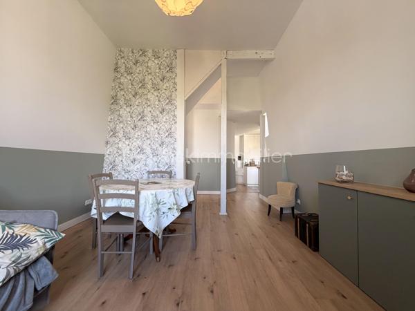 MANUEL PICOT IMMOBILIER VOUS PRÉSENTE
L'IMMOBILIER AVEC LE CŒUR !
⸻
« Cabourg, mon amour...
L'air iodé. Les façades Belle Époque. La lumière de Normandie.
Et au sommet d'un immeuble chargé d'histoire, un appartement qui n'attendait que vous.
Rénové. Meublé. Prêt à vivre.
Ou à rentabiliser. »
⸻
Cabourg (14390) 
PROCHE CASINO
PROCHE AVENUE DE LA MER
Appartement atypique (2 niveaux)
Au dernier étage d'un immeuble de deux étages seulement, chargé d'histoire 
Entièrement rénové & vendu meublé 
⸻
LE TON EST DONNÉ.
On pousse la porte de l'immeuble.
Et on comprend qu'ici, on n'est pas n'importe où.
Le hall est soigné. Calme. Presque luxueux.
On monte.
Le tapis rouge déroule ses mètres jusqu'au dernier étage.
Bienvenue dans votre Cabourg à vous.
⸻
LA CUISINE — LE SÉRIEUX DÈS LE PREMIER PAS
Entièrement équipée. Entièrement aménagée.
Des matériaux qui ne mentent pas, on voit le soin, on sent la qualité.
Ici, on cuisine pour de vrai.
Ou on pose ses valises et on commande des huîtres. C'est Cabourg, après tout 
⸻
Juste derrière, une porte coulissante s'ouvre sur la salle d'eau.
Douche.
Meuble vasque.
WC.
Tout est là. Bien rangé. Bien conçu.
⸻
LA PIÈCE À VIVRE 
3,19 mètres, c'est la hauteur sous plafond de ce séjour.
Les grandes tailles lèveront les bras sans retenue.
Les autres… respireront, tout simplement.
La lumière entre. La vue s'ouvre sur Cabourg.
Les toits. Le ciel de Normandie. L'horizon qui appelle.
On pose son café. On s'installe. On ne repart plus.
⸻
LA CHAMBRE 
À l’étage, la chambre vous attend.
Cocooning. Atypique. À part.
Ce petit quelque chose d'inattendu dans la configuration qui fait qu'on s'en souvient.
Votre chambre, c'est votre étage. Votre bulle. Votre fin du monde à vous.
⸻
POSSÉDER ICI, C'EST AUTRE CHOSE.
Cabourg, c'est la Normandie dans ce qu'elle a de plus élégant.
La plage. Le Grand Hôtel face à la mer.
La lumière dorée du soir sur les façades d'époque.
Et ce sentiment rare de tenir quelque chose de précieux.
Un appartement ici, c’est une adresse. Un art de vivre. Un week-end qui dure toute l'année.
Et si vous ne l'habitez pas à temps plein ?
La rentabilité Airbnb fait le reste. Cabourg attire. Toujours.
⸻
LES ATOUTS QUI FONT TOUTE LA DIFFÉRENCE
Cabourg, adresse balnéaire d'exception en Normandie
Immeuble chargé d'histoire, dernier étage
Appartement sur 2 niveaux, atypique et attachant
Entièrement rénové, matériaux de qualité
Vendu meublé, on pose ses valises, c'est tout
3,19 m de hauteur sous plafond, volume rare
Radiateurs à inertie sèche en céramique 
Isolation thermique et acoustique au sol
Ballon d'eau chaude plat et neuf 
Potentiel locatif Airbnb très sérieux 
Copropriété saine, bien gérée, aucune procédure
Local vélo privatif à disposition 
⸻
UN MOT SUR LE DPE 
Le DPE de ce bien peut sembler peu flatteur au premier regard.
Ne passez pas à côté pour cette raison.
Ce classement s'explique essentiellement par la hauteur incroyable des murs, qui pèse mécaniquement sur le calcul, sans refléter une réalité de consommation quotidienne élevée.
Les consommables réels sont très peu impactants.
N'hésitez pas à me contacter : je vous accompagne avec des préconisations concrètes et des conseils personnalisés pour améliorer ce DPE. Ce chiffre ne doit en aucun cas vous freiner.
⸻
MANUEL PICOT IMMOBILIER
L'IMMOBILIER AVEC LE COEUR !