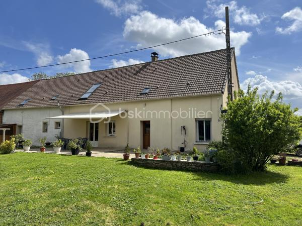 Découvrez cette superbe maison familiale, nichée dans un environnement calme et préservé, idéale pour le repos et la détente. Implantée sur plus d’1,70 hectare de terrain arboré, cette propriété offre un cadre de vie exceptionnel, alliant espace, sérénité et nature.
Au cœur du domaine, une pièce d’eau poissonneuse invite à la contemplation et aux moments de pêche en famille. Les amateurs de grands espaces seront séduits par la vue dégagée sur la nature. 
À l’intérieur, la maison séduit par son grand séjour chaleureux, équipé d’un poêle à bois pour des soirées conviviales. La cuisine aménagée et  fonctionnelle, saura ravir les passionnés de gastronomie. Côté nuit, de nombreuses chambres offrent un espace généreux pour toute la famille ou pour accueillir vos invités.
Pour un confort optimal toute l’année, la maison est équipée d’un chauffage par pompe à chaleur, alliant économie et respect de l’environnement.
La maison offre également une vie en autonomie en rez-de-chaussée avec chambre, WC, et salle d'eau. Une autre salle d'eau et un autre WC sont également à disposition pour les autres chambres à l'étage.
Les nombreuses dépendances, dont une cave et un hangar (avec fosse de mécanique), seront parfaits pour le rangement ou des projets personnels.
Un havre de paix à découvrir sans tarder – contactez-moi pour une visite et laissez-vous charmer par cette propriété d’exception à quatre kilomètres de Sées !
